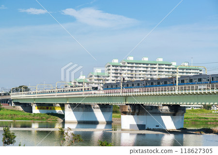 從多摩川河岸看到的小田急線登戶風景 118627305