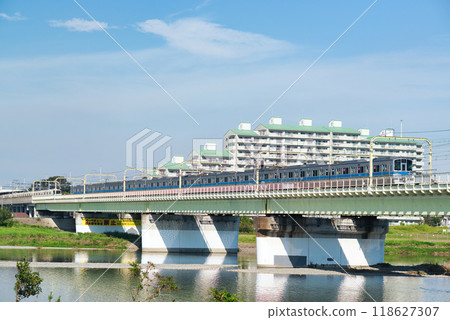 從多摩川河岸看到的小田急線登戶風景 118627307