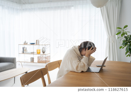 一個沮喪的看著電腦的女人 118627615