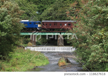 An old passenger train event train pulled by EF64-1031 running on the Chuo Main Line Tatsuno Branch Line_Photographed on September 22, 2024 118627618