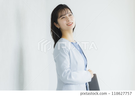 有筆記型電腦的女人 118627757