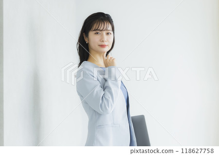 有筆記型電腦的女人 有筆記型電腦的女人 118627758