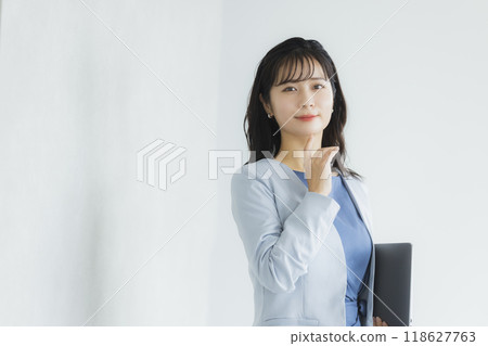 A woman with a laptop 118627763
