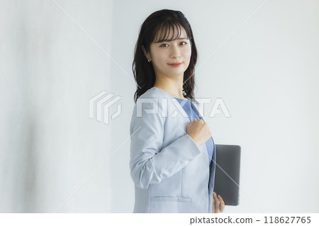 A woman with a laptop 118627765