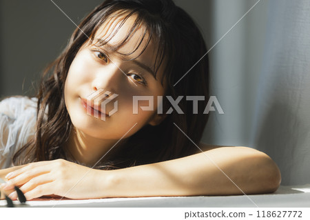 西洋窗前的女人 118627772