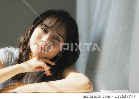 西洋窗前的女人 118627777