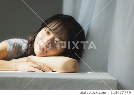 西洋窗前的女人 西洋窗前的女人 118627779