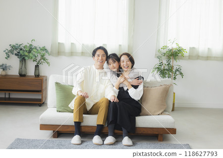 一家人的有趣形象 118627793