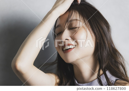 long hair woman 118627800