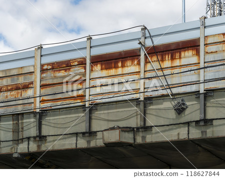 生鏽惡化的高速公路外牆 生鏽惡化的高速公路外牆 118627844