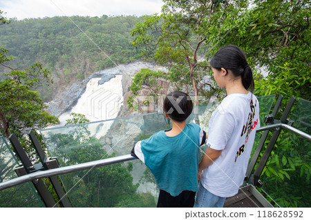 姊妹和兄弟看著巴倫河峽谷的瀑布 118628592