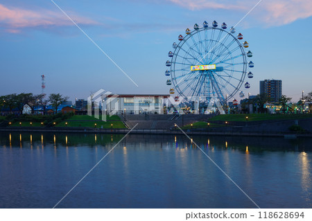 荒川遊樂園的摩天輪和倒映在水面上的風景,夜景,夜景,燈光 荒川遊樂園的摩天輪和倒映在水面上的風景,夜景,夜景,燈光 118628694