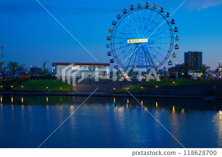 Arakawa Amusement Park's Ferris wheel and the scenery reflected on the water surface, evening view, night view, illuminated 118628700