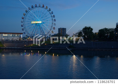 Arakawa Amusement Park's Ferris wheel and the scenery reflected on the water surface, evening view, night view, illuminated Arakawa Amusement Park's Ferris wheel and the scenery reflected on the water surface, evening view, night view, illuminated 118628701