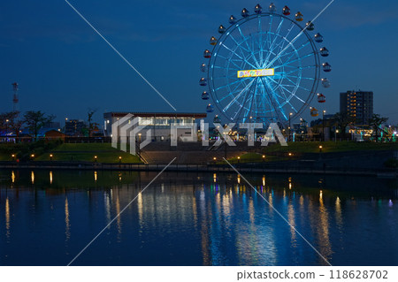荒川遊樂園的摩天輪和倒映在水面上的風景，夜景，夜景，燈光 118628702