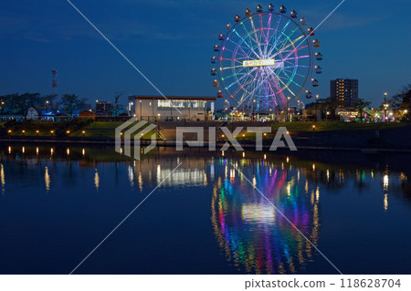 Arakawa Amusement Park's Ferris wheel and the scenery reflected on the water surface, evening view, night view, illuminated Arakawa Amusement Park's Ferris wheel and the scenery reflected on the water surface, evening view, night view, illuminated 118628704