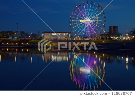 荒川遊樂園的摩天輪和倒映在水面上的風景，夜景，夜景，燈光 118628707