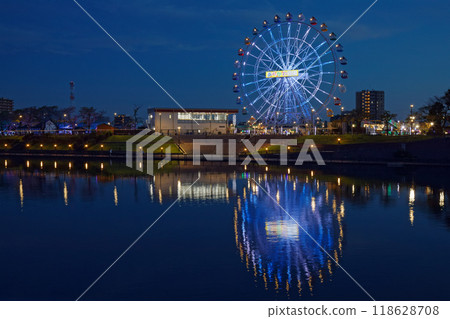 荒川遊樂園的摩天輪和倒映在水面上的風景，夜景，夜景，燈光 118628708