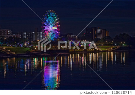 Arakawa Amusement Park's Ferris wheel and the scenery reflected on the water surface, evening view, night view, illuminated Arakawa Amusement Park's Ferris wheel and the scenery reflected on the water surface, evening view, night view, illuminated 118628714