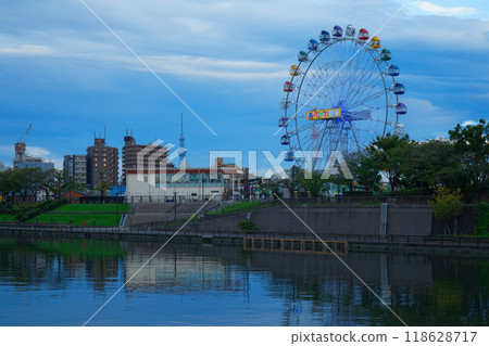 Arakawa Amusement Park's Ferris wheel and the scenery reflected on the water surface, evening view, night view, illuminated Arakawa Amusement Park's Ferris wheel and the scenery reflected on the water surface, evening view, night view, illuminated 118628717