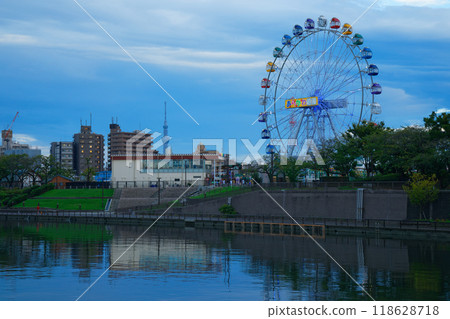 Arakawa Amusement Park's Ferris wheel and the scenery reflected on the water surface, evening view, night view, illuminated 118628718