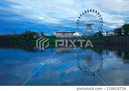 Arakawa Amusement Park's Ferris wheel and the scenery reflected on the water surface, evening view, night view, illuminated Arakawa Amusement Park's Ferris wheel and the scenery reflected on the water surface, evening view, night view, illuminated 118628726