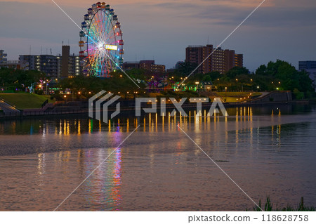 荒川遊樂園的摩天輪和倒映在水面上的風景,夜景,夜景,燈光 荒川遊樂園的摩天輪和倒映在水面上的風景,夜景,夜景,燈光 118628758
