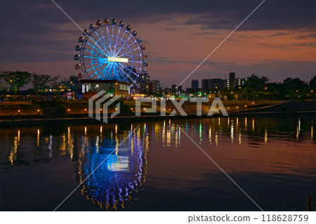 荒川遊樂園的摩天輪和倒映在水面上的風景,夜景,夜景,燈光 荒川遊樂園的摩天輪和倒映在水面上的風景,夜景,夜景,燈光 118628759
