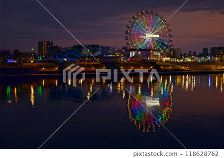 荒川遊樂園的摩天輪和倒映在水面上的風景,夜景,夜景,燈光 荒川遊樂園的摩天輪和倒映在水面上的風景,夜景,夜景,燈光 118628762