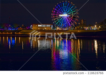 Arakawa Amusement Park's Ferris wheel and the scenery reflected on the water surface, evening view, night view, illuminated Arakawa Amusement Park's Ferris wheel and the scenery reflected on the water surface, evening view, night view, illuminated 118628766