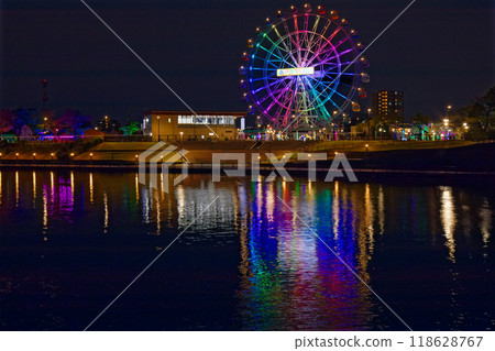 荒川遊樂園的摩天輪和倒映在水面上的風景，夜景，夜景，燈光 118628767