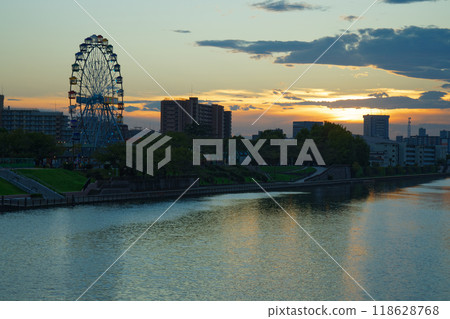 Arakawa Amusement Park's Ferris wheel and the scenery reflected on the water surface, evening view, night view, illuminated 118628768