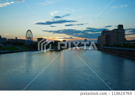 荒川遊樂園的摩天輪和倒映在水面上的風景，夜景，夜景，燈光 118628769