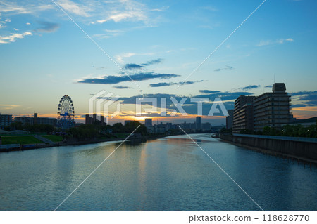 荒川遊樂園的摩天輪和倒映在水面上的風景，夜景，夜景，燈光 118628770