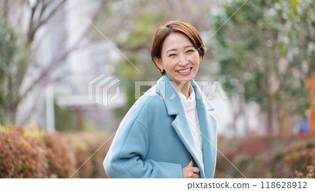 微笑的中年婦女(冬衣、夾克、外套) 微笑的中年婦女(冬衣、夾克、外套) 118628912