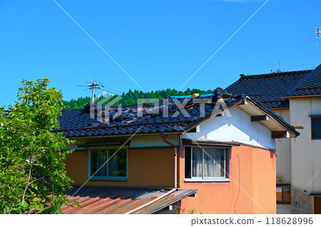因能登半島地震而受損的穴水町屋頂 118628996