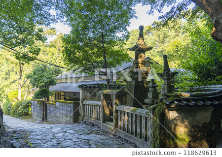 根比南附近山路上的一座石塔 118629613