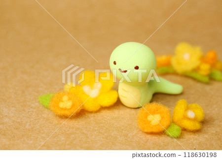 New Year's card 2025 with a snake figurine surrounded by flowers [horizontal] No text 118630198