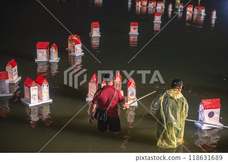 Release water lanterns 118631689