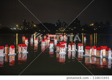Release water lanterns 118631691