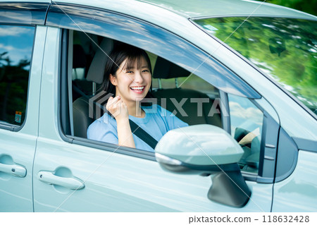 一個女人開車 一個女人開車去 118632428