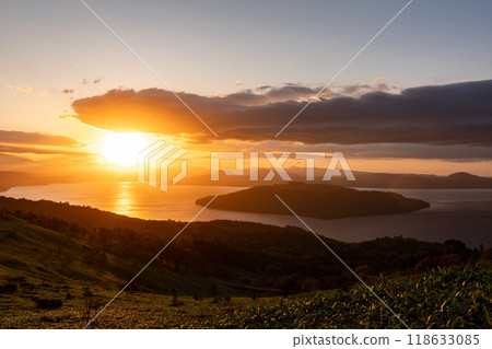 Sunrise over Lake Kussharo from Bihoro Pass 118633085