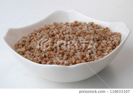 groats in plate on white 118633107