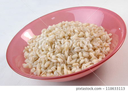 groats in plate on white 118633113