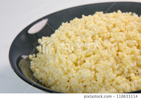 groats in plate on white 118633114