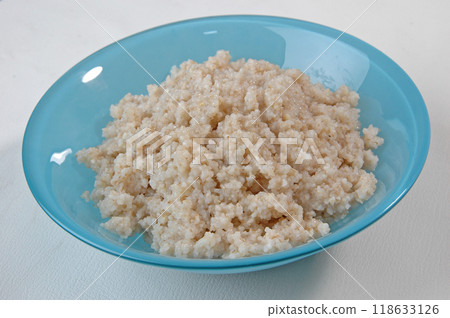 groats in plate on white 118633126