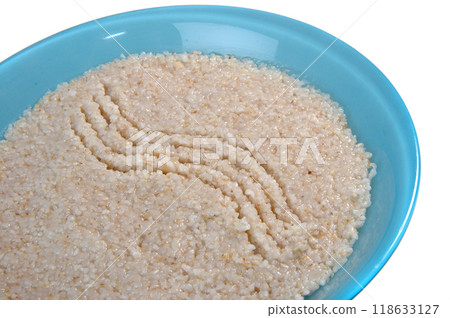 groats in plate on white 118633127