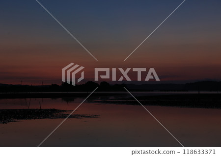Morning glow reflected on the water surface Morning glow reflected on the water surface 118633371