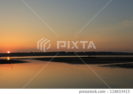Morning glow reflected on the water surface Morning glow reflected on the water surface 118633415