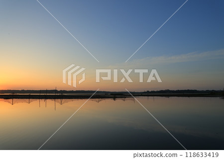 Morning glow reflected on the water surface 118633419